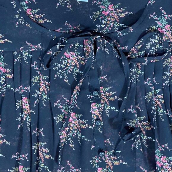 Charming Charlie | Black and Pink Floral Print Peasant Top | Large - Picture 4 of 9